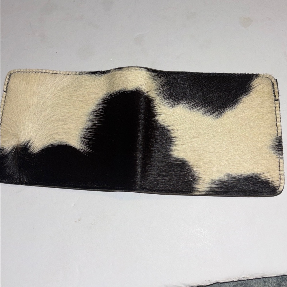 WALLET…ANIMAL HAIR BILL HOLDER 3”/ 4”
NO BRAND EXCELLENT CONDITION - Picture 4 of 11